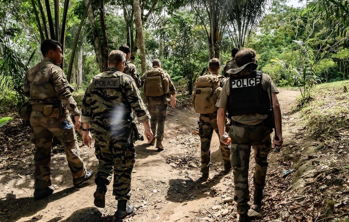 Policiers en tenue de camouflage dans la forêt amazonienne
