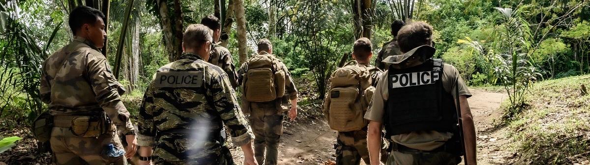 Policiers en tenue de camouflage dans la forêt amazonienne