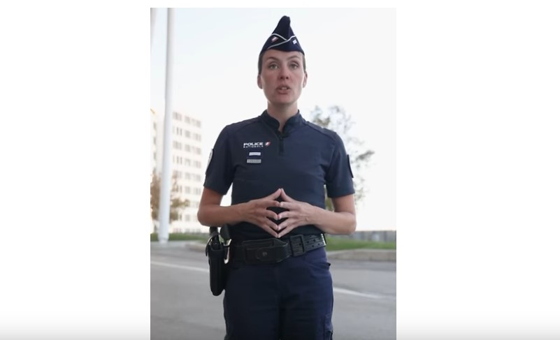 Hélène, ambassadrice police, en uniforme police nationale