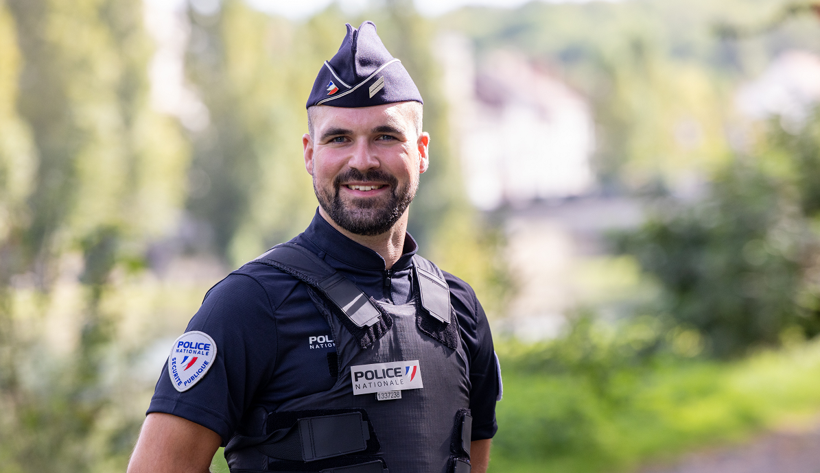 gardien de la paix en uniforme