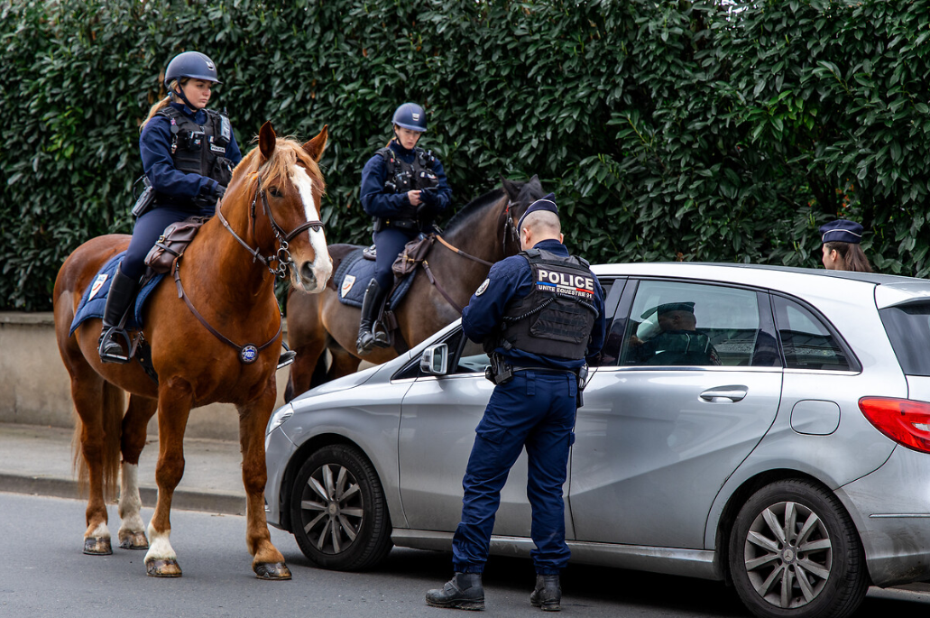 Contrôle routier par les policiers, cavaliers de la brigade équestre de la police nationale de l'Essonne à Draveil.
