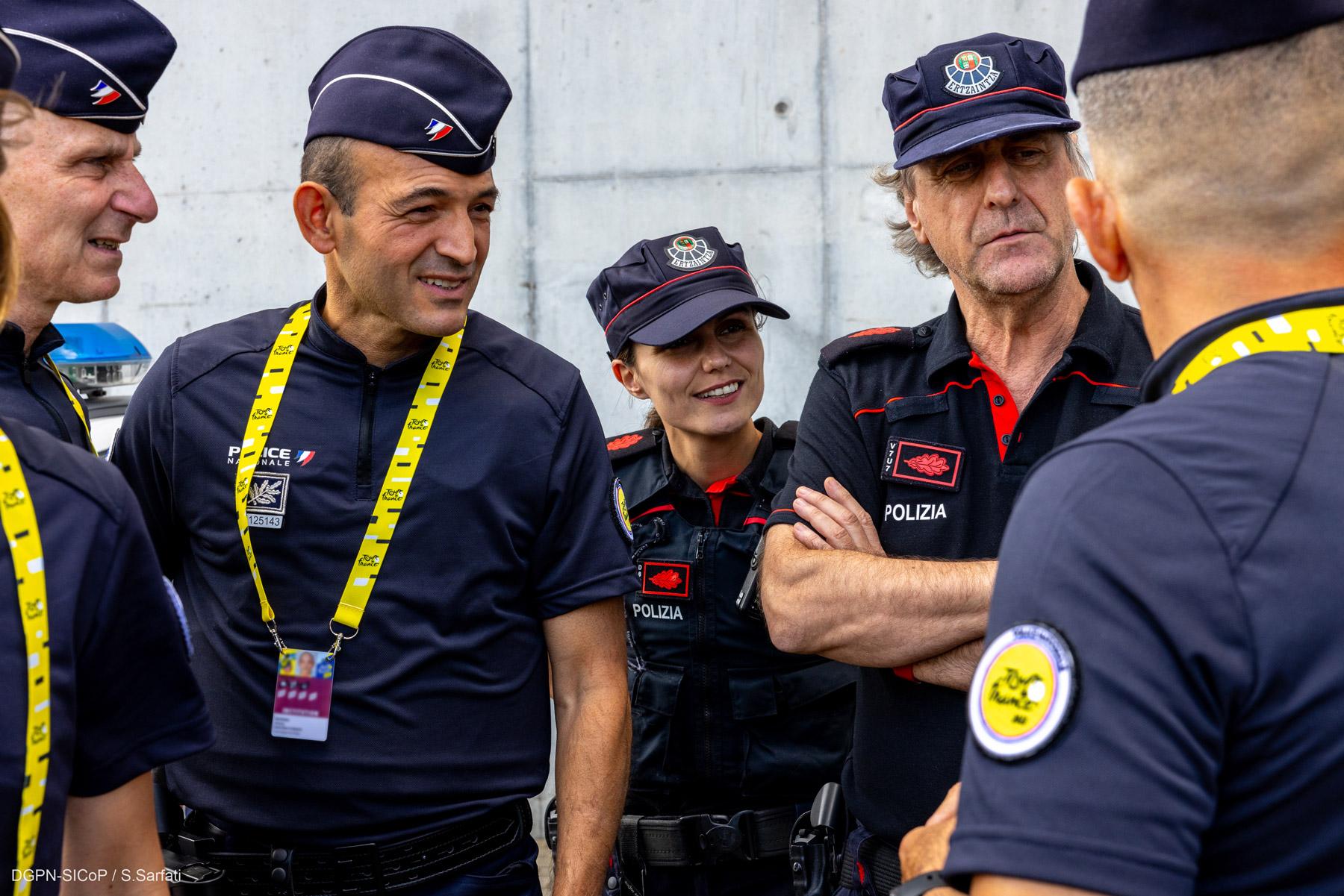 Policiers français échangeant avec des policiers basques sur le Tour de France