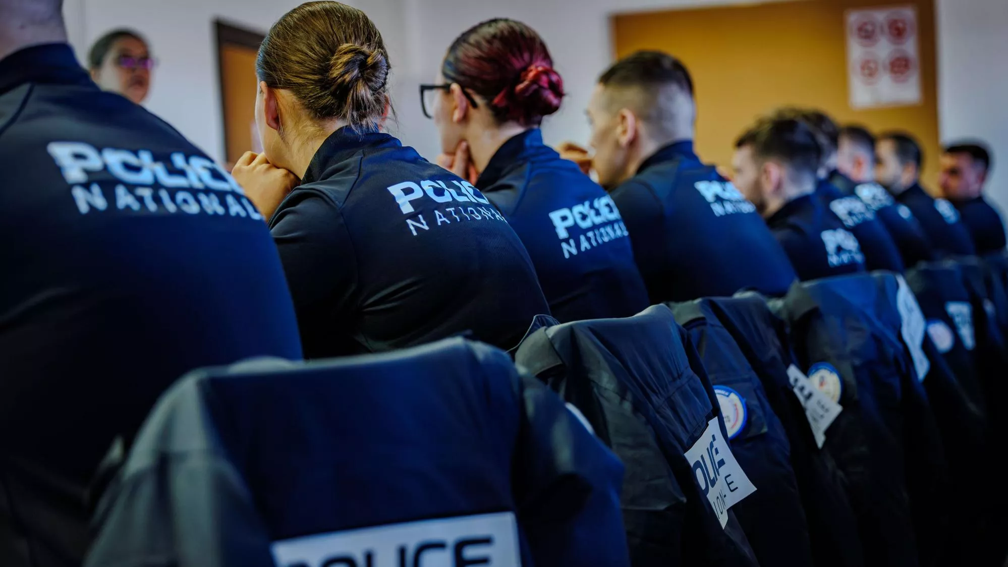 vap officier annales Amazon.fr - Concours Police Officier et Commissaire 2025: Les Annales 2024  et 2023 et sujets originaux entièrement corrigés et rédigésToutes les  épreuves : ... cas pratique, droit pénal, droit public - ISP, Groupe main image 1
