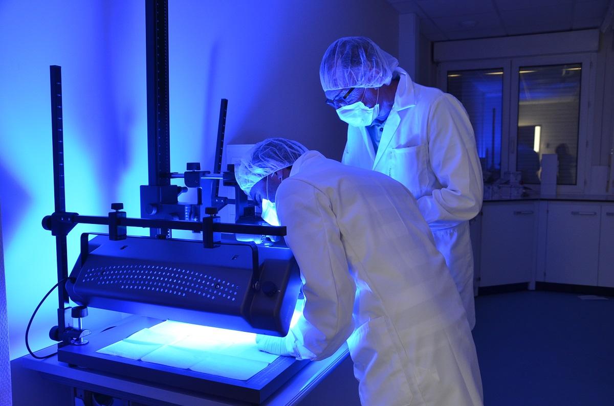 Hommes en blouse blanche dans un laboratoire